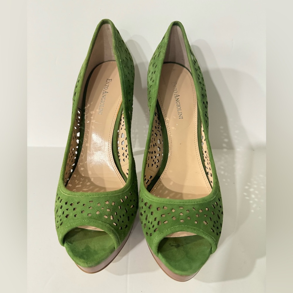 Enzo Angiolini Green Suede leather platform pumps.